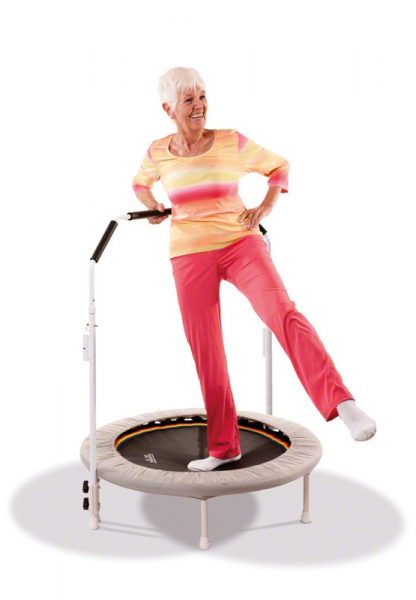 Senioren auf dem Trimilin Trampolin mit Haltegriff